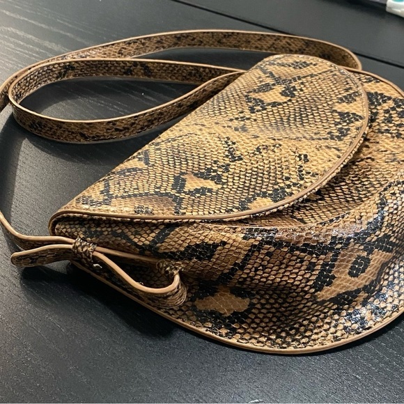 URBAN OUTFITTERS Faux Snakeskin Crossbody NWOT - Picture 8 of 12